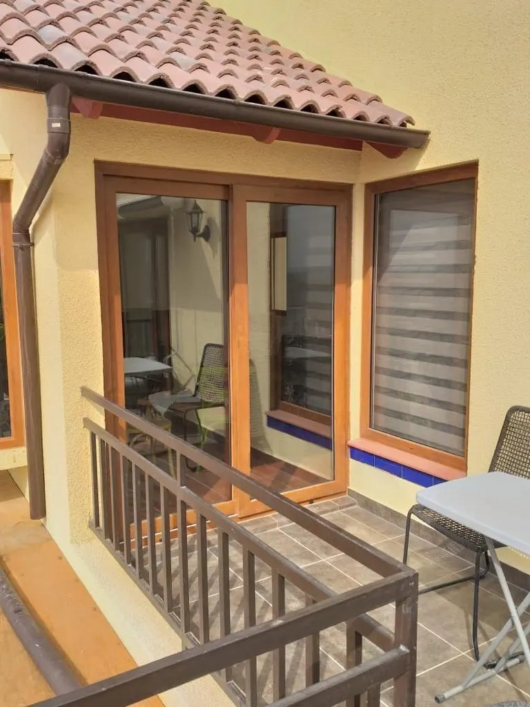 Ventanas Proyectantes 2025: Elegancia, Ventilación Superior y Eficiencia